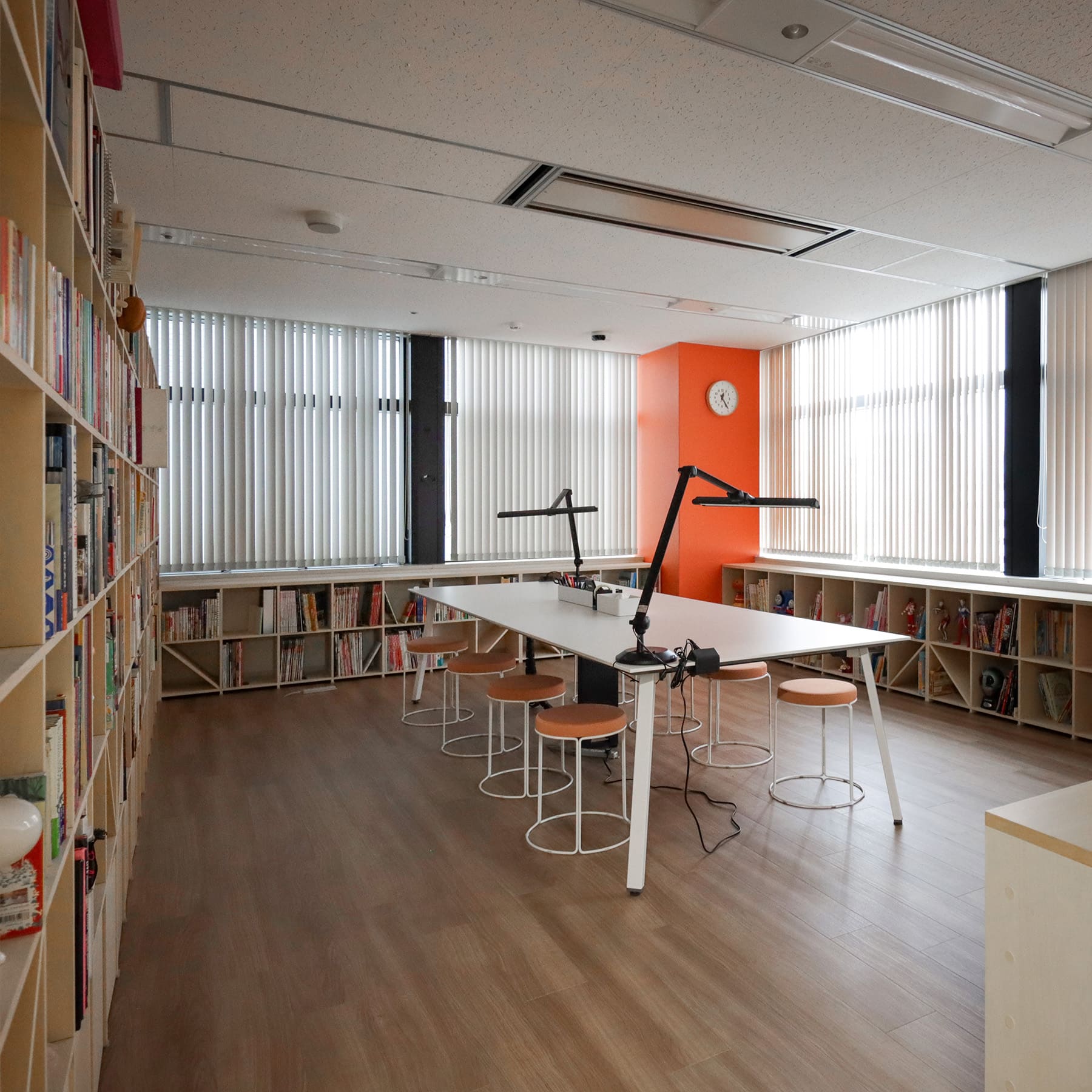 File972 4面を本棚で囲まれたクリエイティブルーム / Shelf ロータイプ本棚