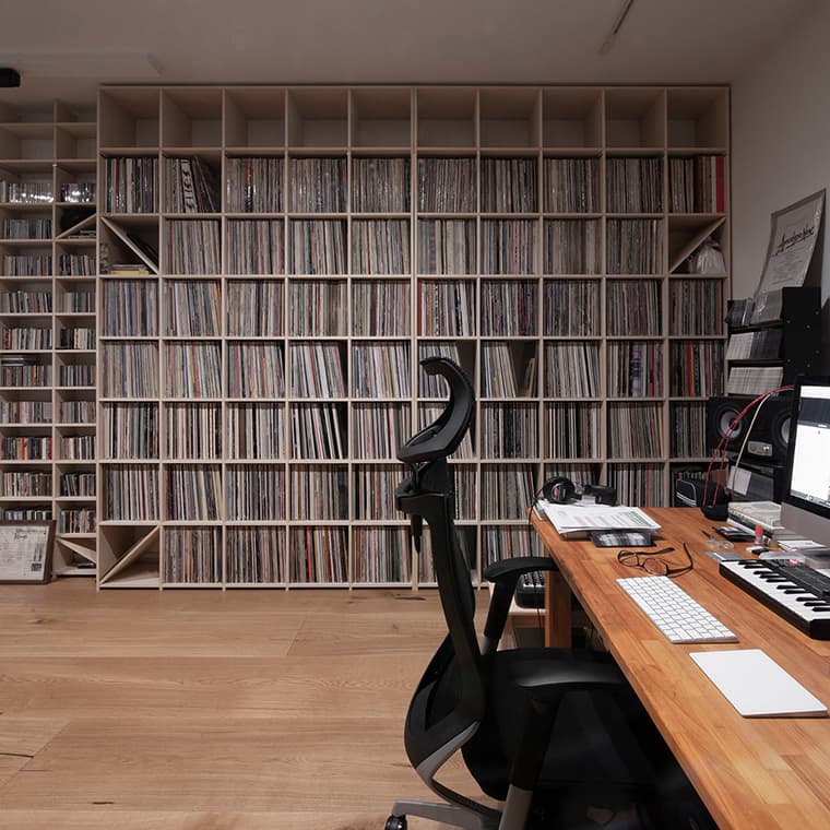大容量 Shelf 壁一面のレコード棚
