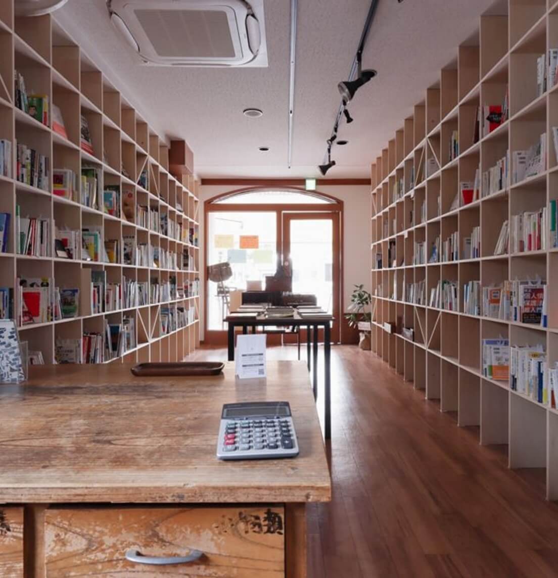 壁一面の収納本棚