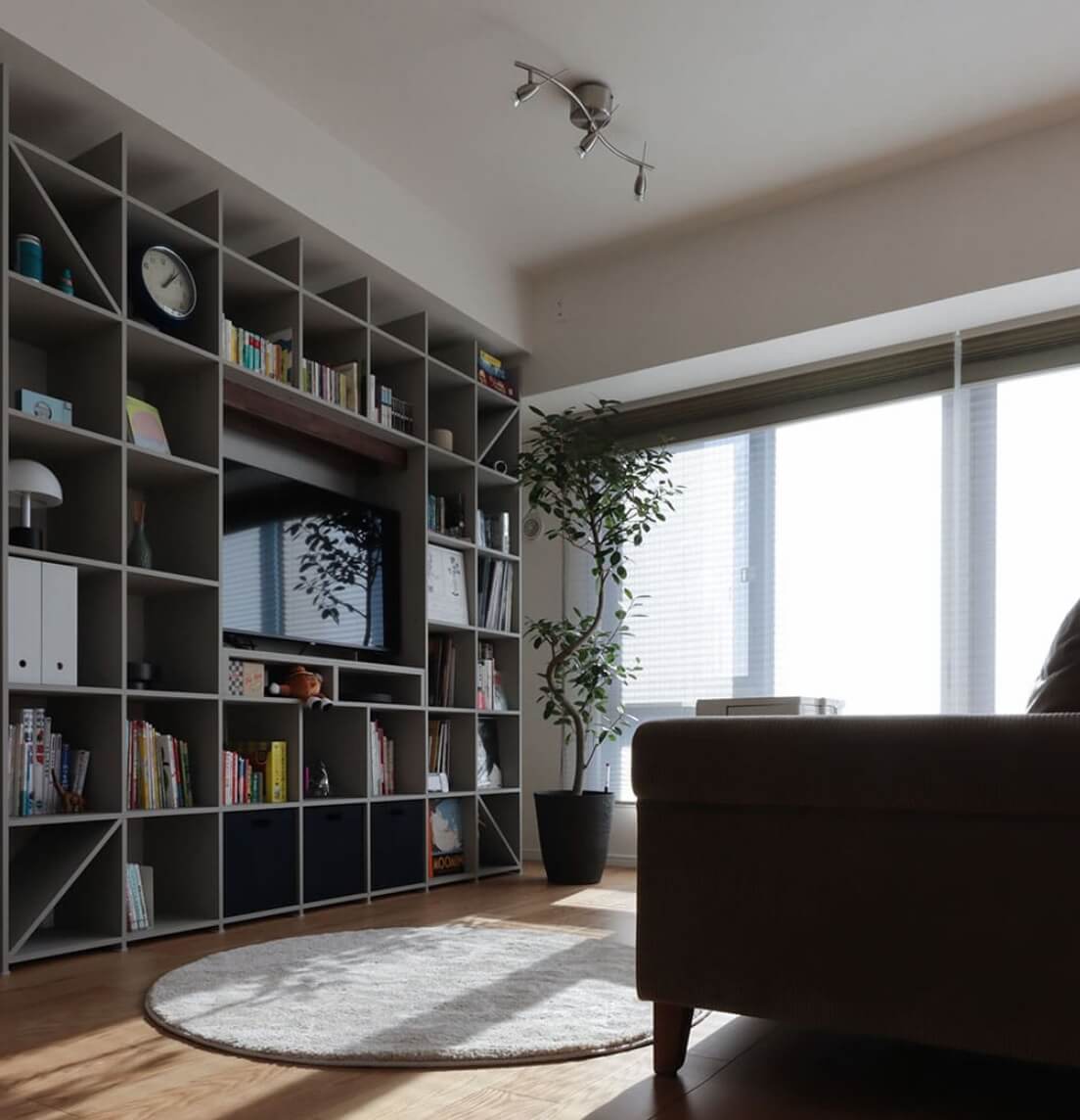 壁一面の収納本棚