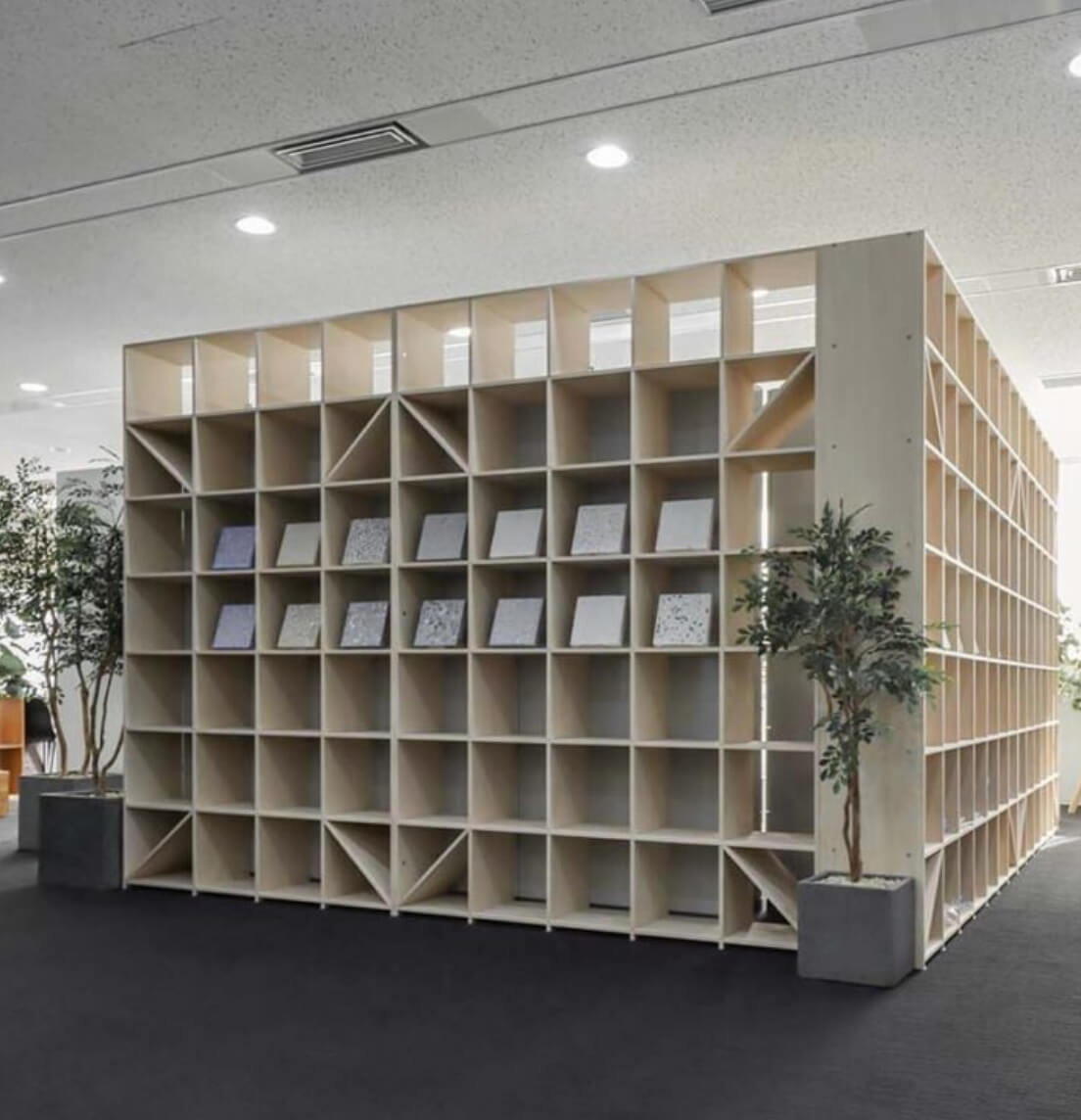 壁一面の収納本棚