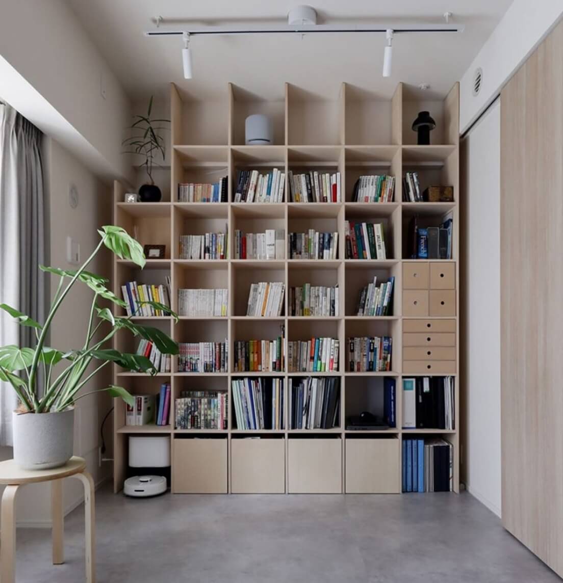 壁一面の収納本棚