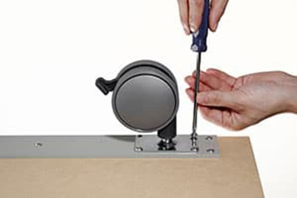 キャスター取付方法