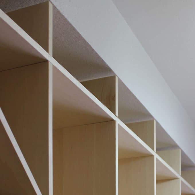書斎用の壁面収納にはフィラー板タイプのシェルフがおすすめ。理由①：壁に穴を開けずに済む
