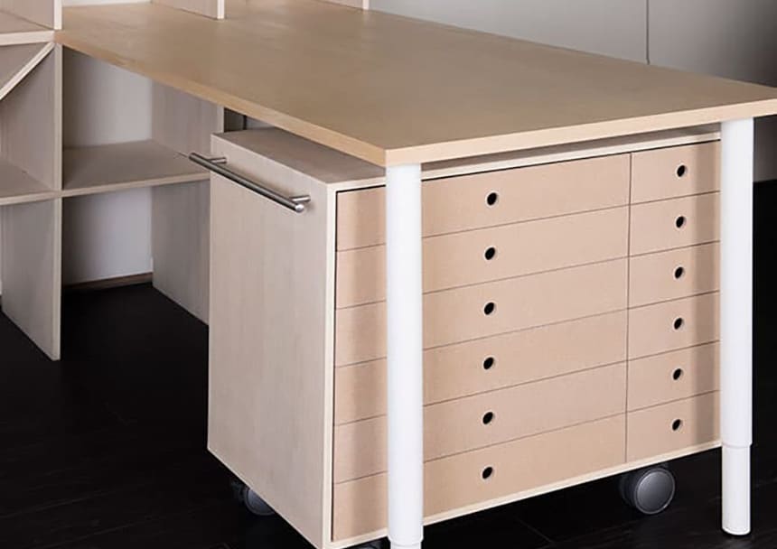 「Storage Cart ミドルタイプ」が天板下に納まります