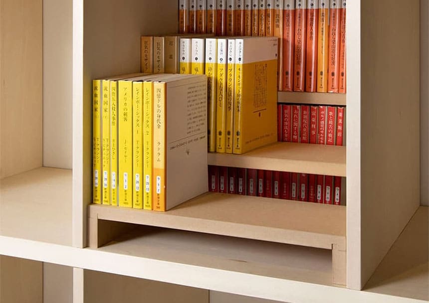 「本棚の中の棚」で小型本も無駄なく見やすく収納