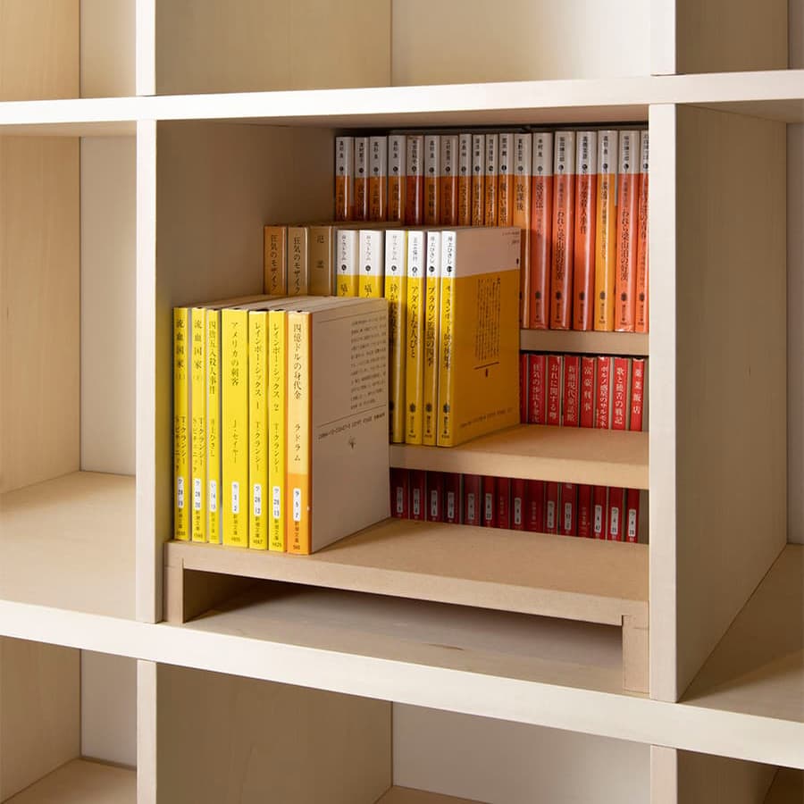 開口部のある本棚 「本棚の中の棚」オプションで、小型本も無駄なく見やすく収納