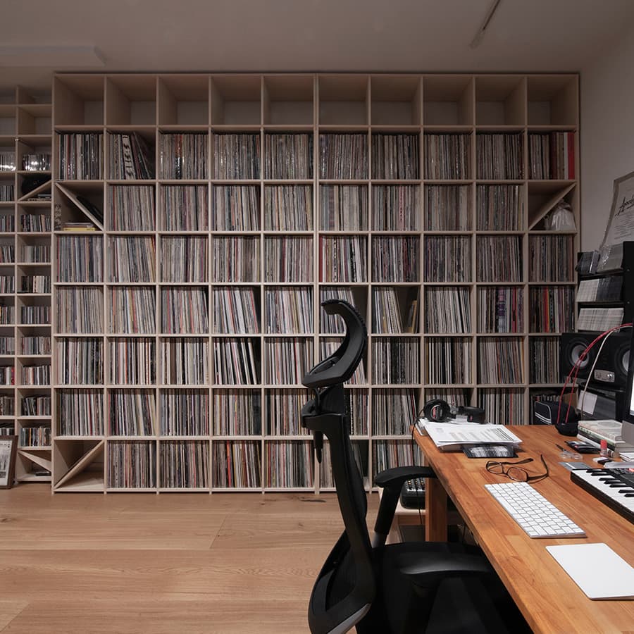 壁一面の本棚 奥行350mm LPレコードにもピッタリ、レコード棚として多くのプロも愛用