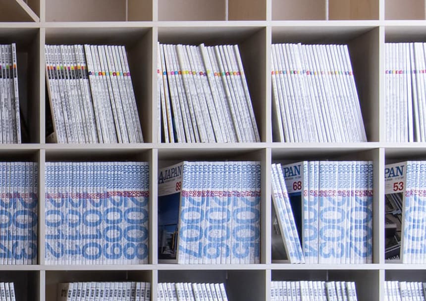 ファッション誌など大きめの雑誌やA4サイズファイルの収納に最適