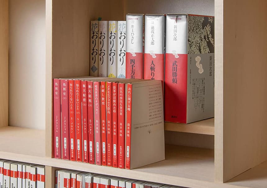 「本棚の中の棚」で小型本も無駄なく見やすく収納