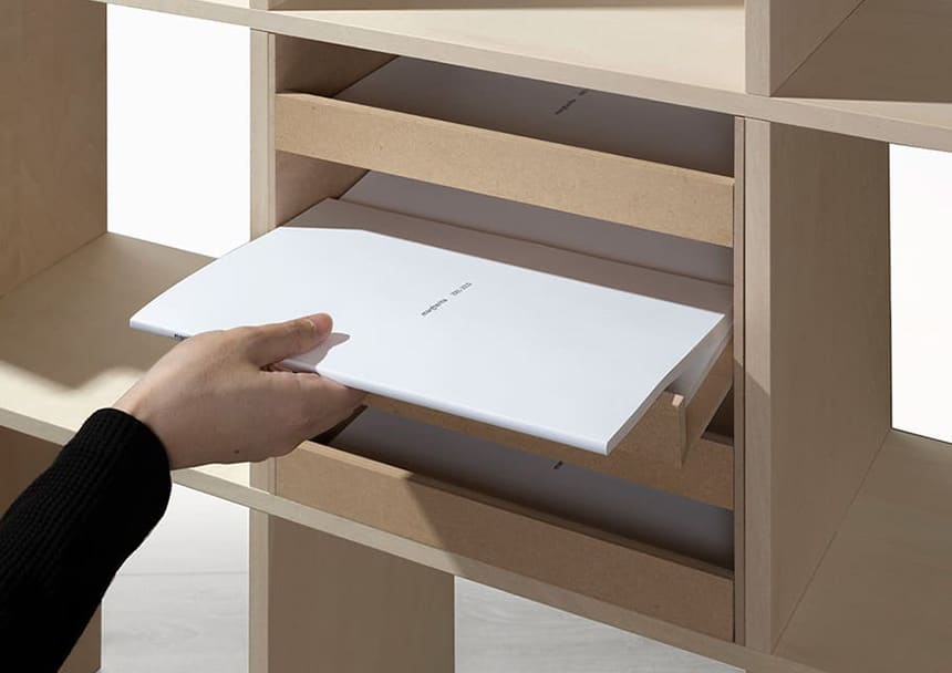 「トレー」を組み合わせて、より機能的な壁面収納に