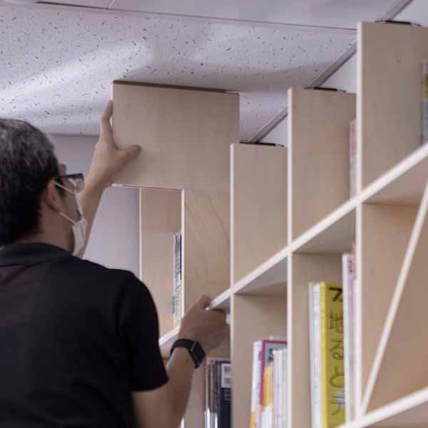 薄型本棚マルゲリータの「Shelf（シェルフ）」シリーズのおすすめポイント④ フィラー板による転倒防止
