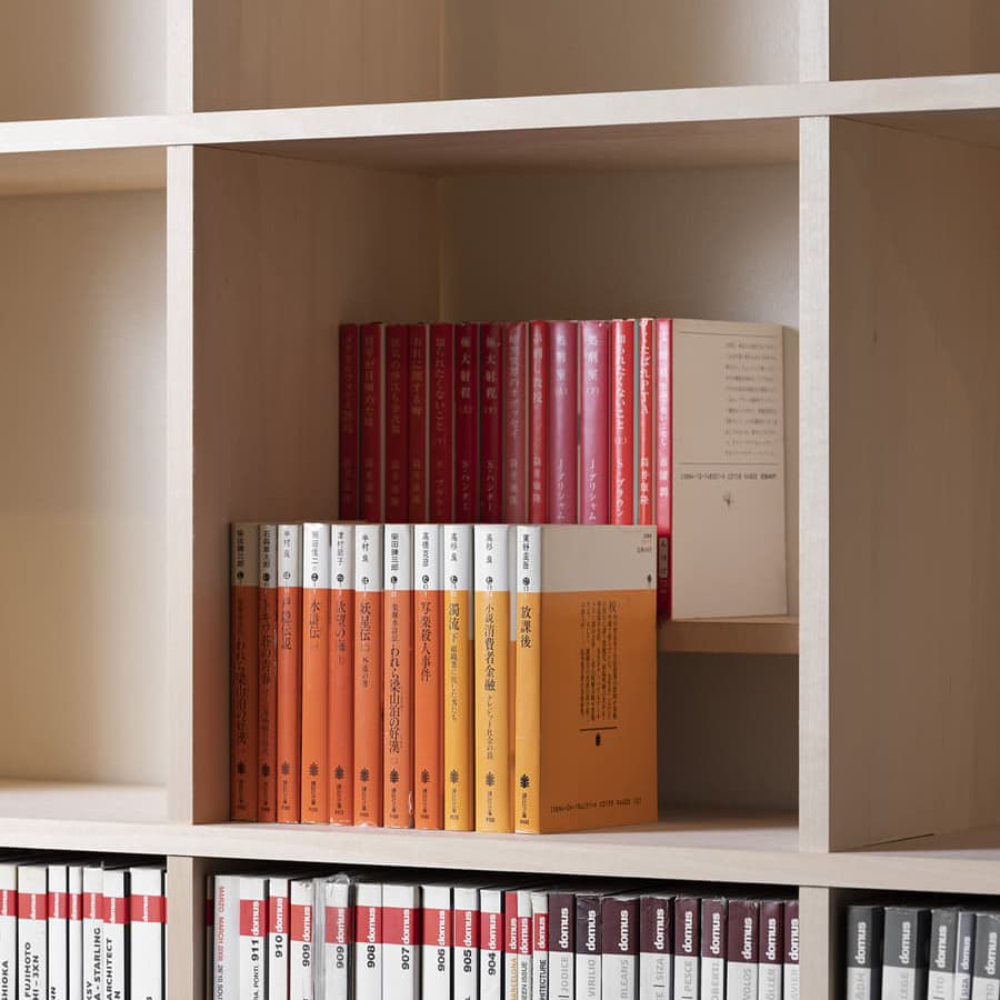 壁一面の本棚 奥行250mm 「本棚の中の棚」オプションで、小型本も無駄なく見やすく収納
