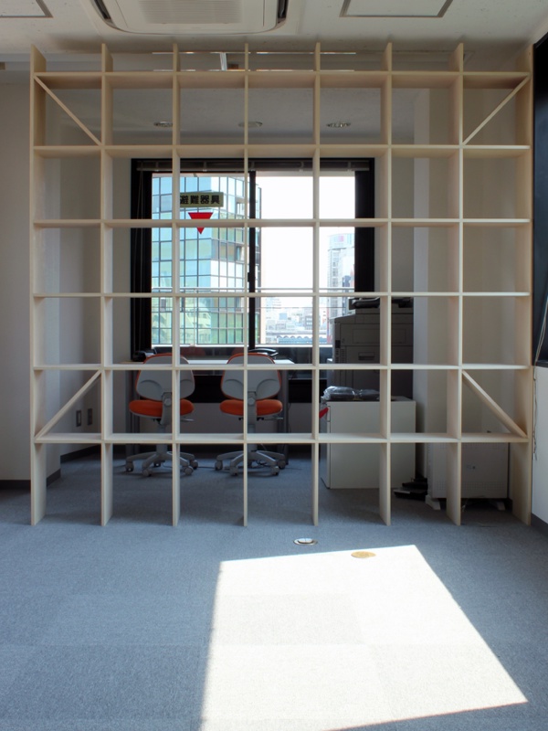 マルゲリータの「Shelfシリーズ・壁一面の本棚 奥行250mm」を、空間の間仕切りとして利用