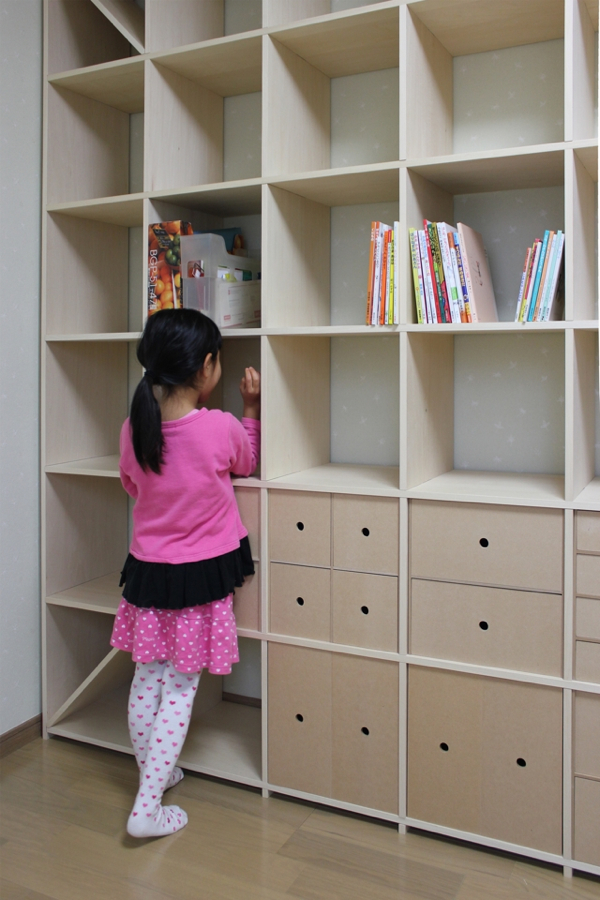 子供部屋の「狭い」を解消するアイデア実例⑥ 子供部屋に玩具ボックスを組み合わせた壁面収納 | Shelf 壁一面の本棚 奥行350mm | 奥行350mm専用のカセット