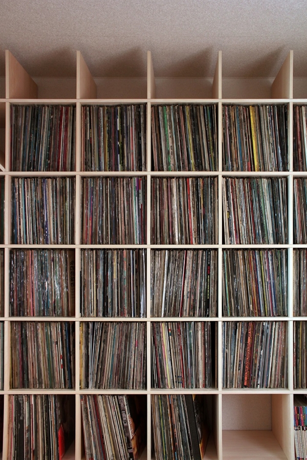 壁一面のLPレコード棚