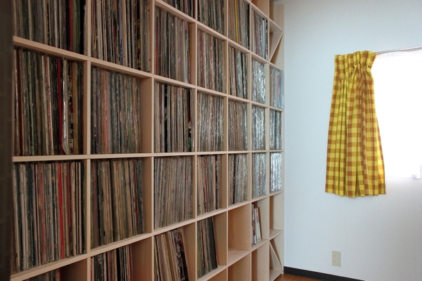 壁一面のLPレコード棚