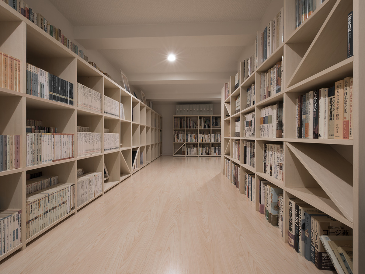 狭い書斎をおしゃれで機能的に。個人所有の隠し図書館のような、心躍る書斎