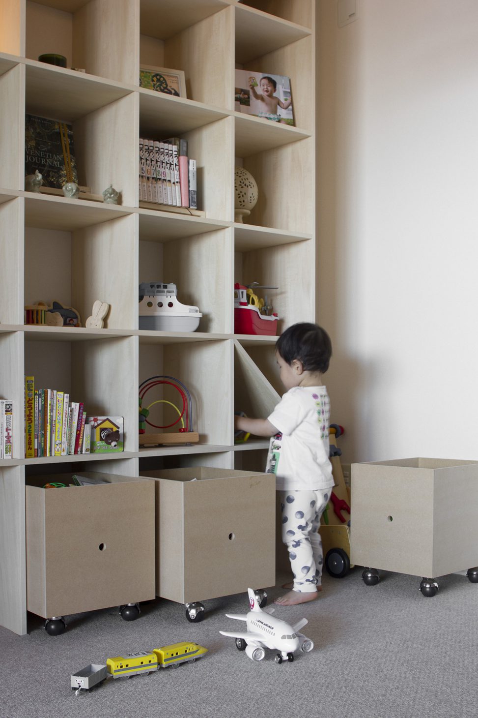 子供部屋の「狭い」を解消するアイデア実例⑥ 子供部屋に玩具ボックスを組み合わせた壁面収納 | ファイルボックス1列