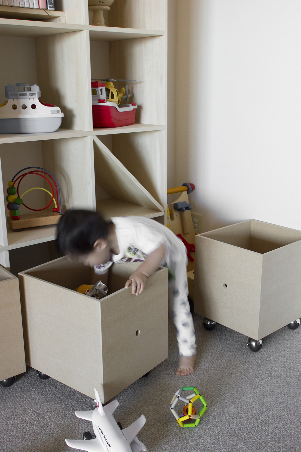 子供部屋の「狭い」を解消するアイデア実例⑥ 子供部屋に玩具ボックスを組み合わせた壁面収納 | Shelf 壁一面の本棚 奥行350mm | ファイルボックス1列