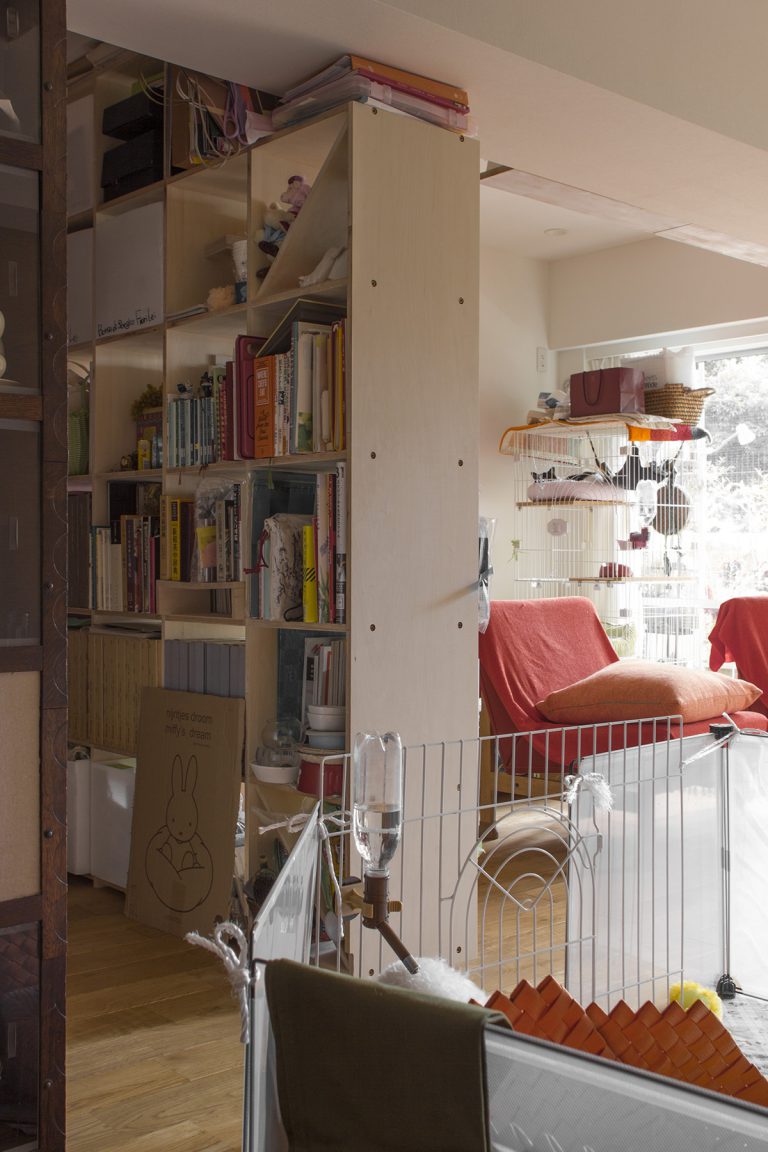 本棚を両面から使える間仕切り棚へ | マルゲリータお客様の使用例