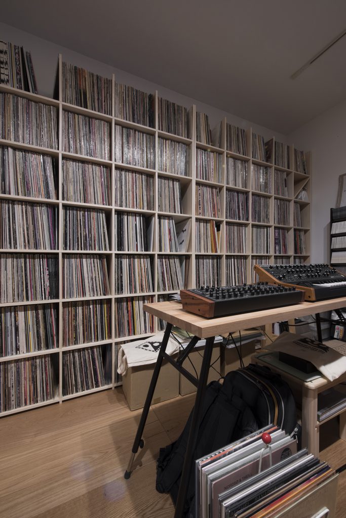 井上薫さんの仕事場 壁一面のアナログレコード棚