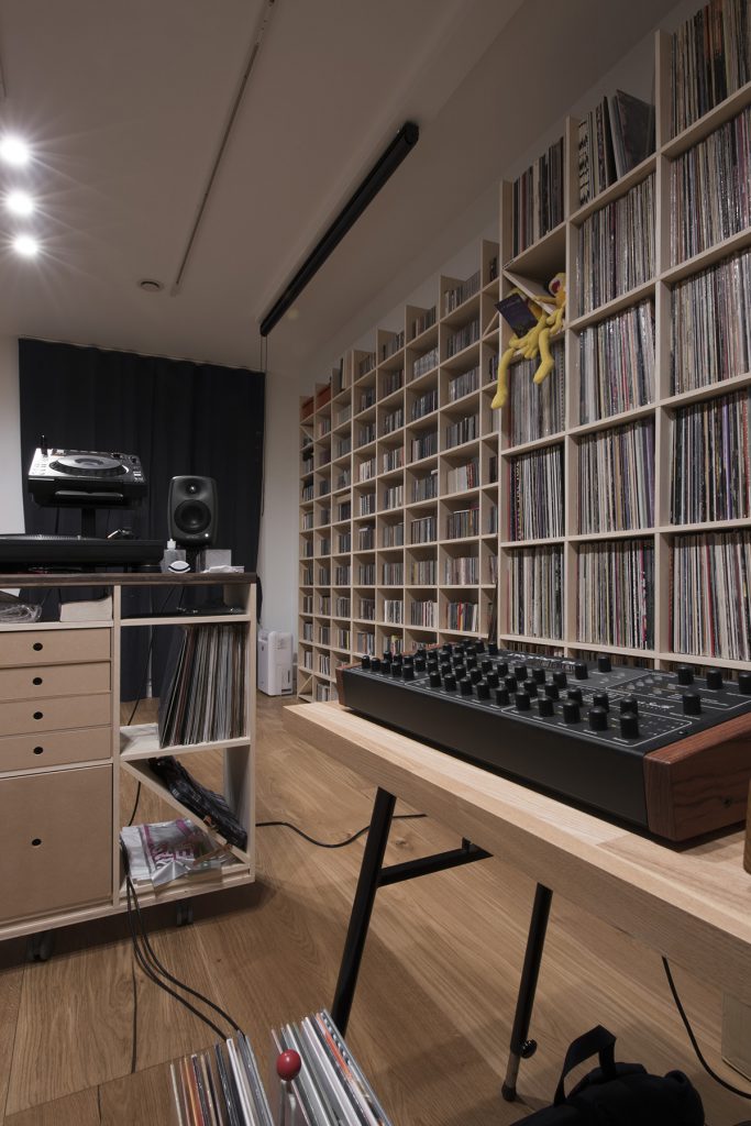井上薫さんの仕事場 壁一面のLPレコード棚