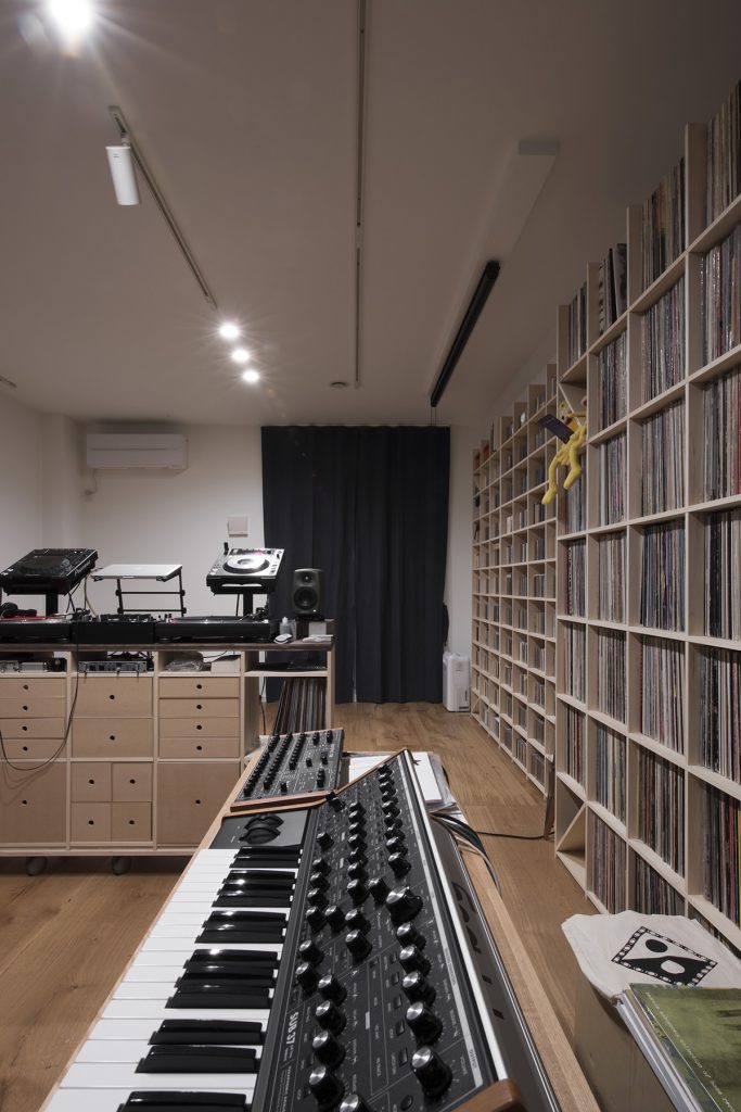 井上薫さんの仕事場 壁一面のLPレコード棚　DJブース