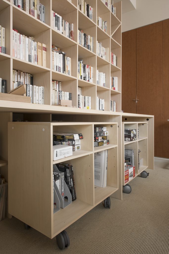 大容量の哲学書　カウンター付き本棚　移動式本棚