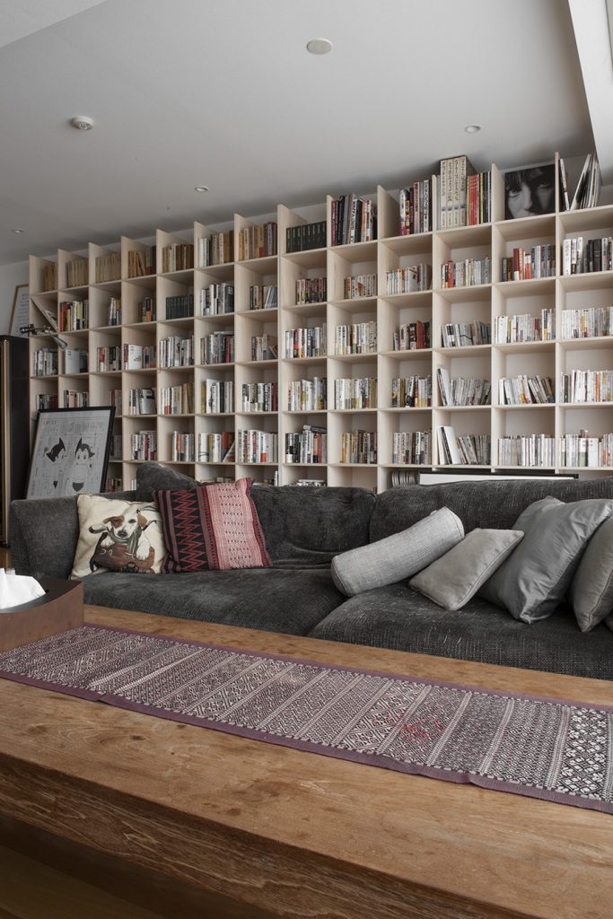 大きなリビングの壁一面に広がる本棚 壁一面の本棚 奥行350mm / Shelf (No.62) マルゲリータ使用例