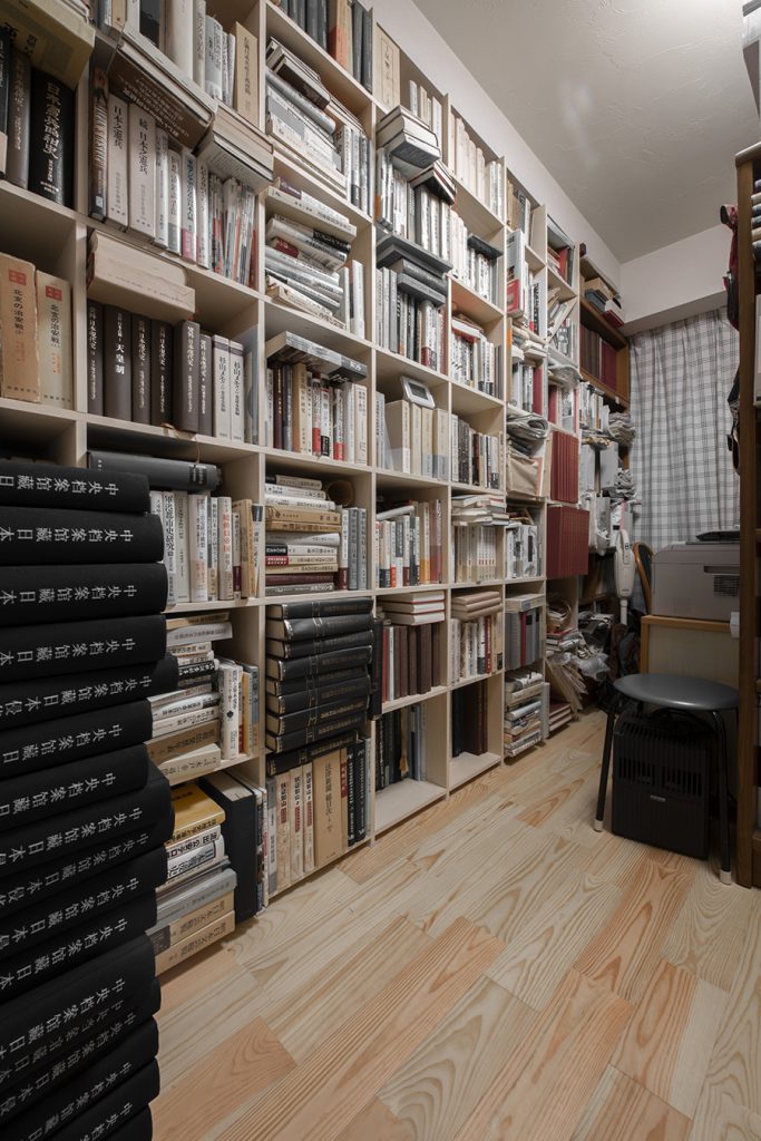 大学研究室の様な書斎　壁一面の本棚
