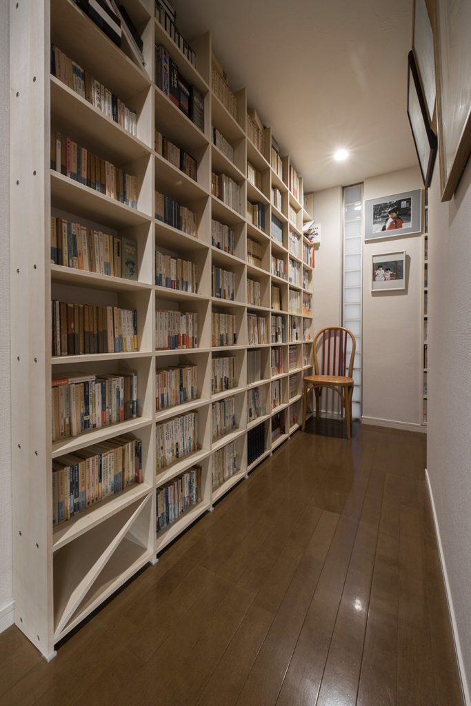 廊下を利用した壁一面の本棚