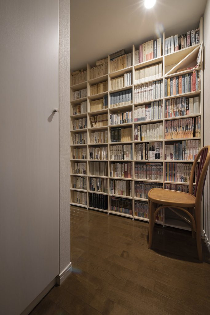 廊下を利用した壁一面の本棚