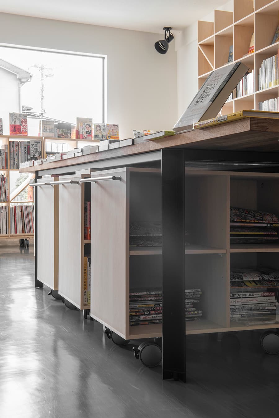 移動式本棚を本屋さんのディスプレイ兼収納に導入した事例