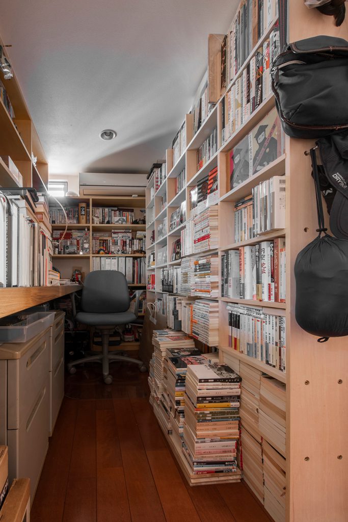 書庫に置かれた壁一面の本棚奥行180mm