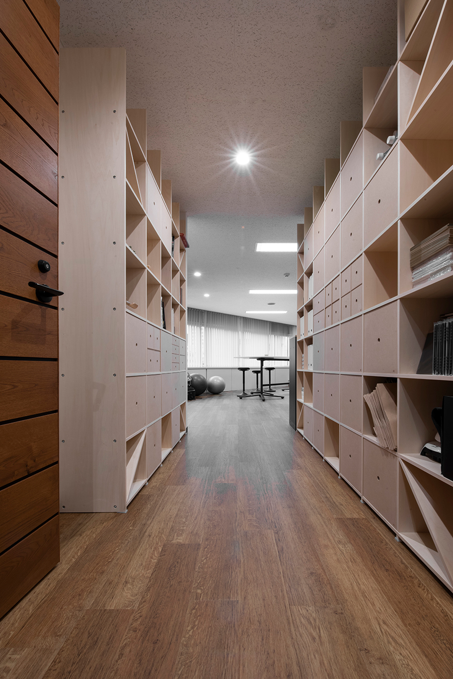 収納棚のおしゃれ実例⑤ 新しく移転されたオフィスの収納スペース