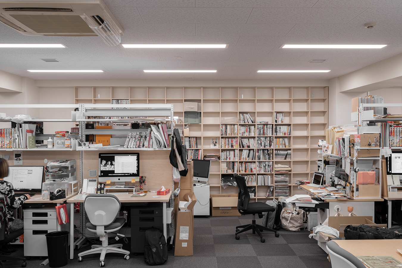 編集室を取り囲む共有本棚 | シュークリーム様のオフィス (No.03) | マルゲリータ使用例