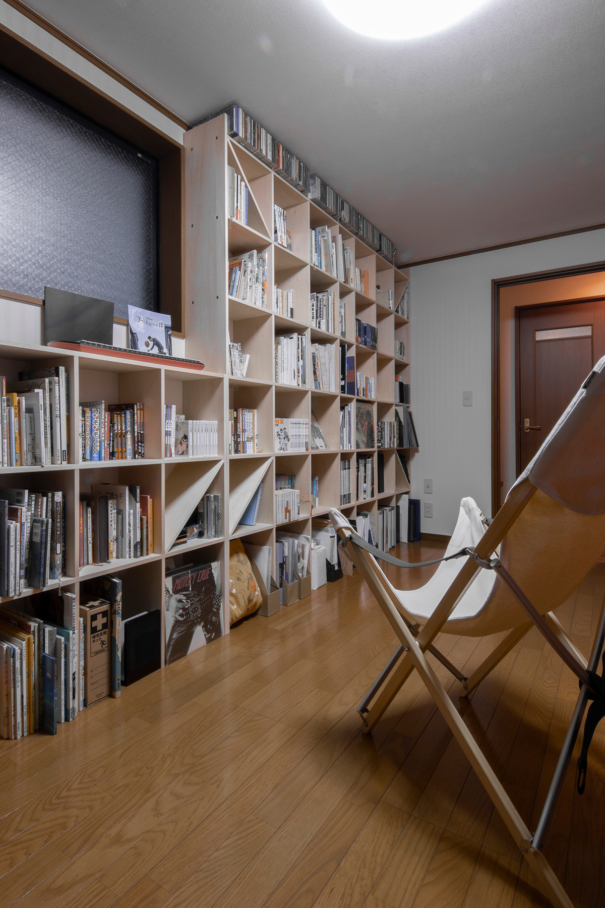 ドライエリアの窓に合わせて本棚を配置 壁一面の本棚 奥行250mm Shelf No 57 マルゲリータ使用例 ドライエリアの窓に合わせて本棚を配置 壁一面の本棚 奥行250mm Shelf No 57 マルゲリータ使用例