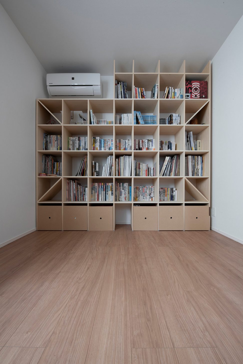 収納通販サイトが収納棚をおしゃれにするアイデア・テクニック　収納棚のおしゃれ実例⑥ 家族で使う書斎部屋