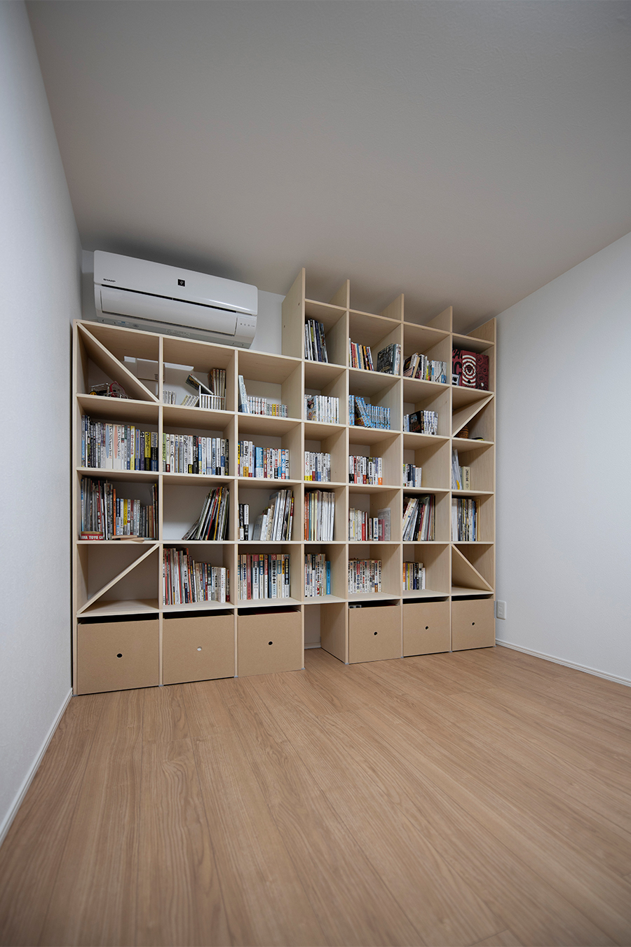 家族で使う書斎部屋 壁一面の本棚 奥行350mm Shelf No 77 マルゲリータ使用例
