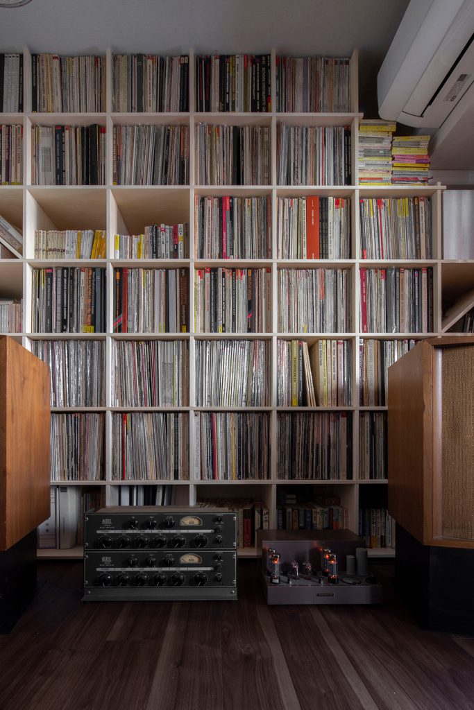 リタイア後の音楽室　壁一面のレコード棚