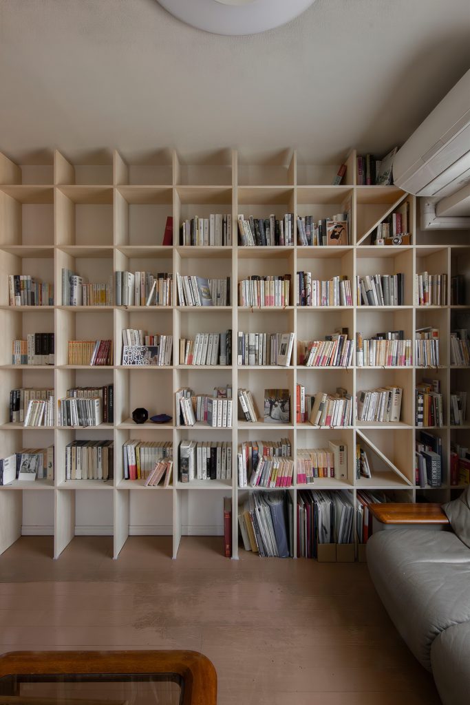夫婦それぞれの書斎に壁一面の本棚