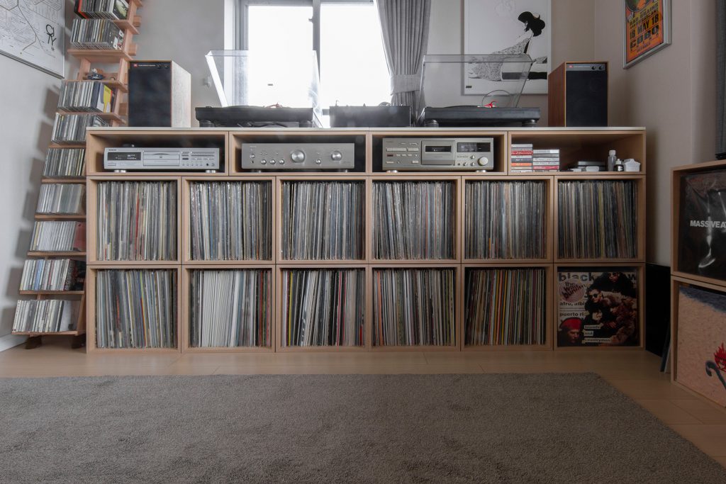 レコード棚と自宅DJブース