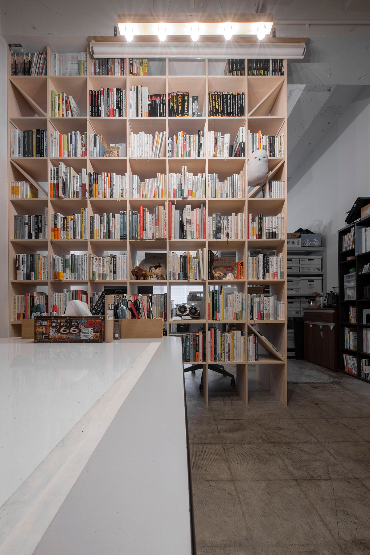 空間を仕切るためにマルゲリータの「Shelf カウンター付き本棚」を導入