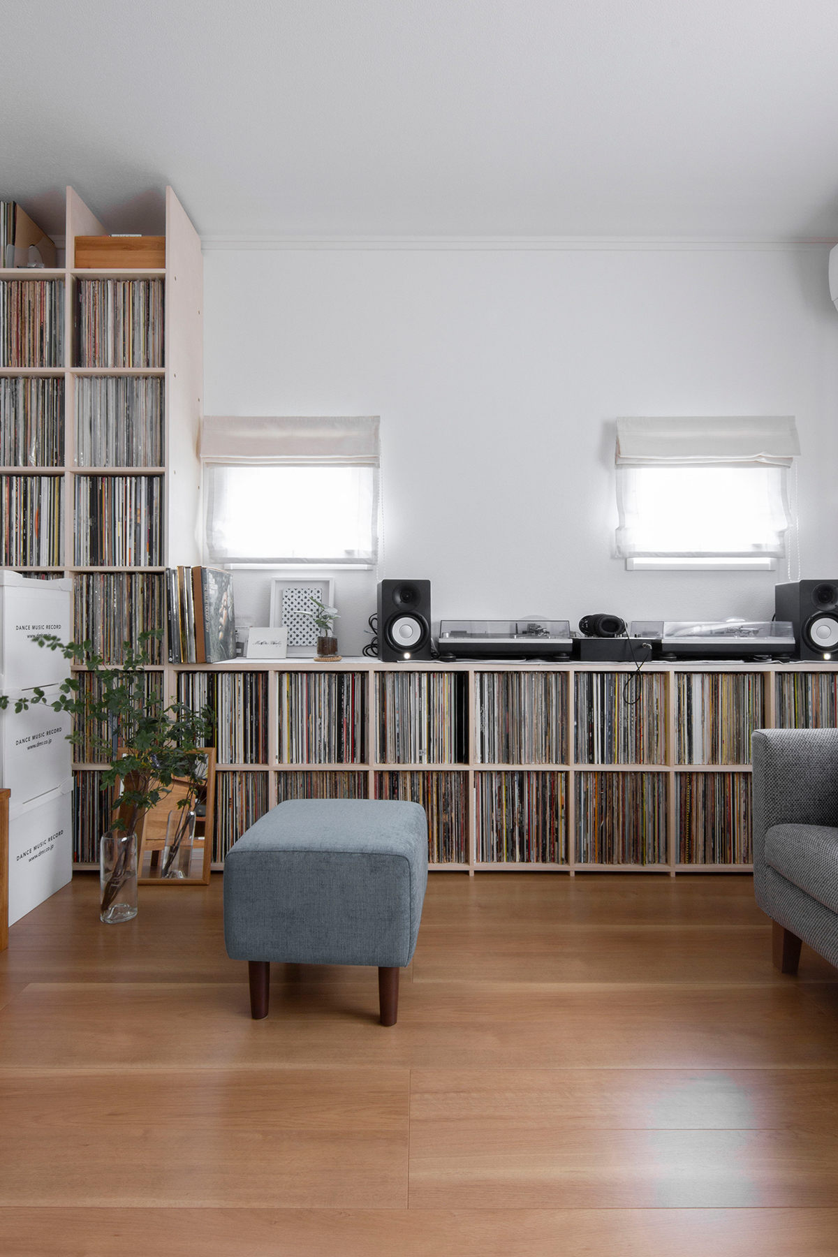 壁一面の本棚 レコード棚　DJブース　LPレコード