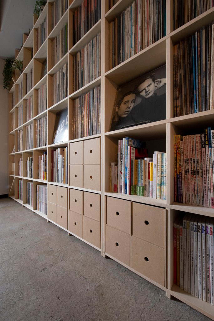 壁一面の本棚 奥行350mm/Shelf（No.86）Café Accha（カフェ・アチャ）のLPレコード棚