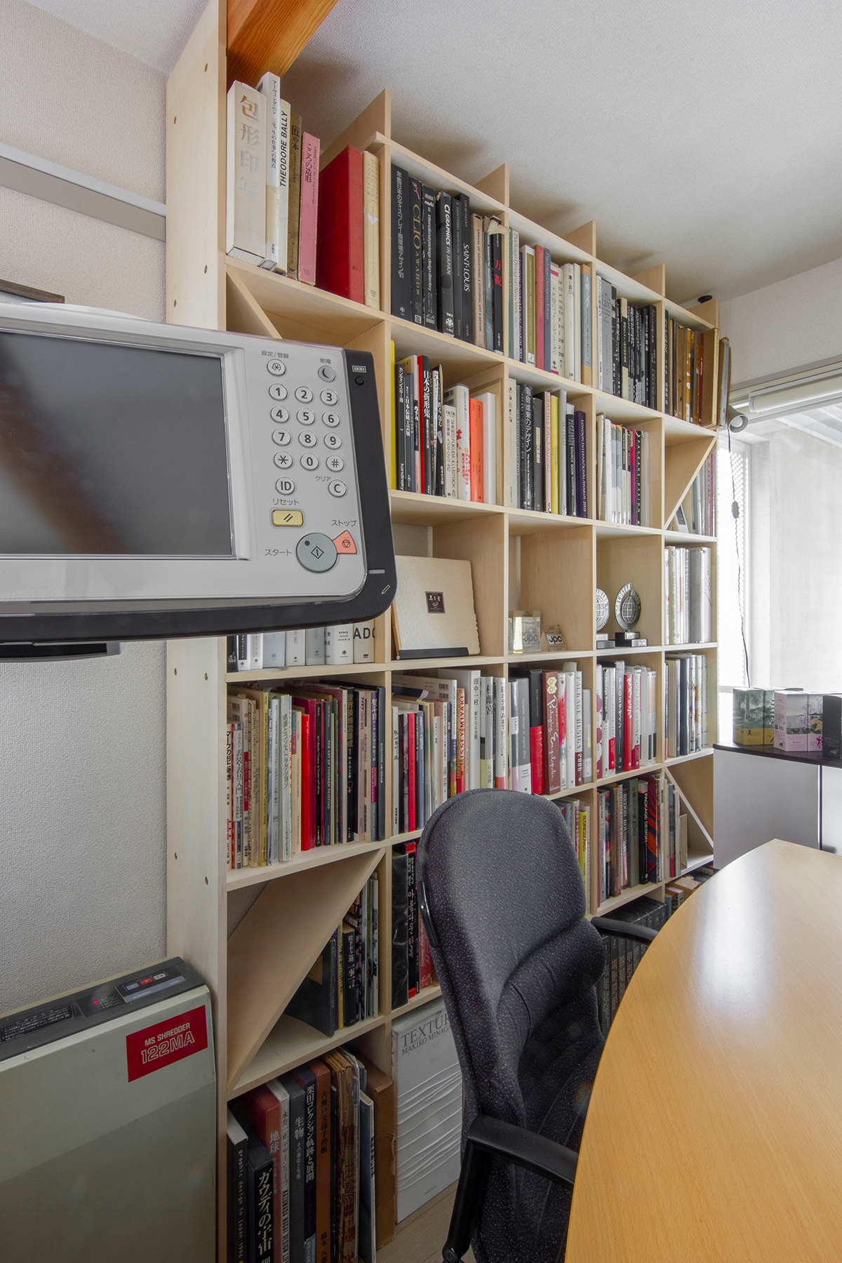 オフィスの打合せ室に壁一面の本棚