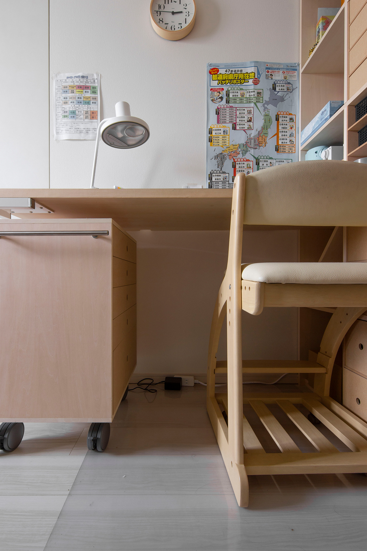 子供部屋の学習机 – デスク付き本棚 / Shelf – マルゲリータ使用事例