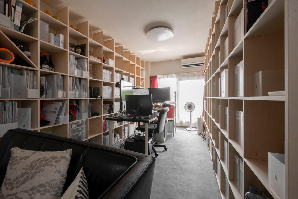 本棚に囲まれた書斎、ファイルボックス
