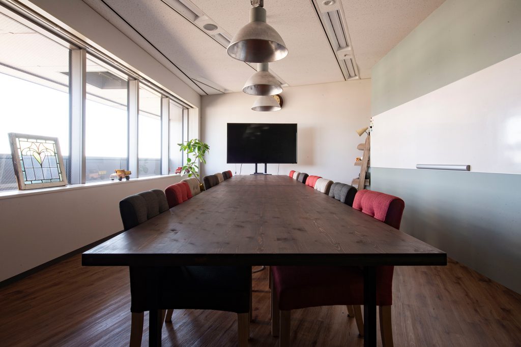 おしゃれな会議室用テーブル・長机の実例：オフィスの新しい会議室の主役となるテーブル